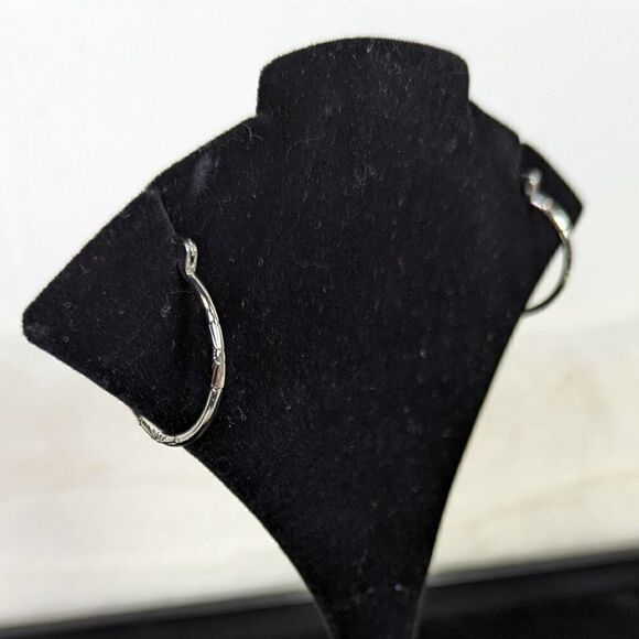 Silver Tone Hoop Earrings with Daisies 1" Diameter - Picture 3 of 4